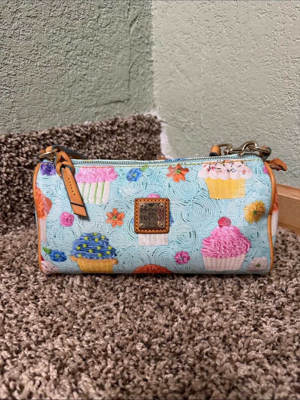 🦆 Dooney & Bourke - Cupcake Barrel Bag - light blue - Picture 2 of 14